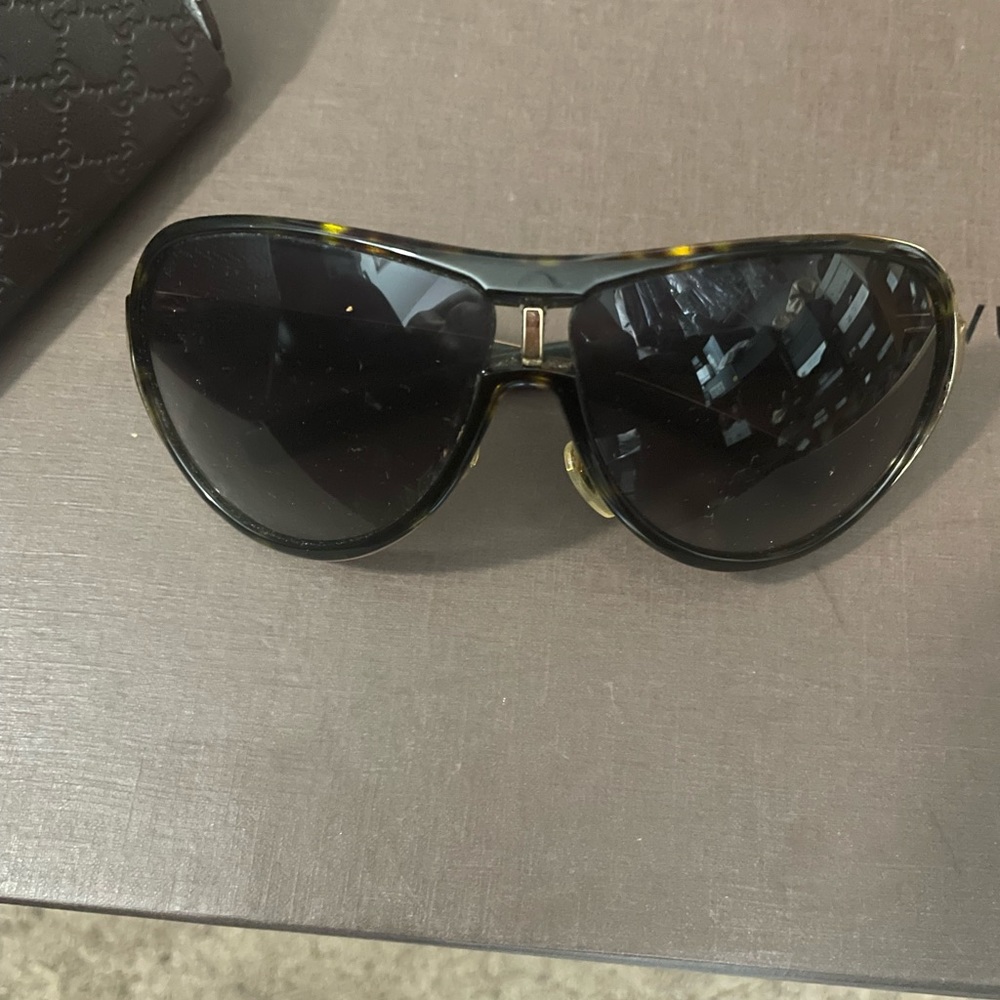 Gucci sunglass